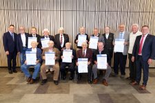 Für 60 und 65 Jahre Meisterschaft im Handwerk überreichte Klaus Hofmann, Präsident der Handwerkskammer Mannheim Rhein-Neckar-Odenwald (rechts im Bild), Diamantene und Eiserne Meisterbriefe an die Jubilare. Auch Dietmar Clysters, Obermeister der Kfz-Innung Rhein-Neckar-Odenwald, und Steffen Haug, Vizepräsident der Handwerkskammer und Obermeister der Schreiner-Innung Region Mannheim, gratulierten (von links)