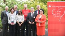 Landrat Michael Cyriax, Petra Geis (Ehefrau des verstorbenen Preisträgers, Robert Rohr), Landrat Ulrich Krebs, Nora Geis (Tochter des verstorbenen Preisträgers, Robert Rohr), Uwe Mayer-Teske, Walter Gernhard, Markus Franz, Vorstandsmitglied der Taunus Sparkasse, und Rosemarie Steinkamp