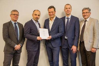 ragsunterzeichnung (von links nach rechts): N. Dorotik, K. Popa (Geschäftsführer Stimme der Hoffnung e.V.), Chr. Hindennach (Chief Commercial Officer, Unitymedia), M. Peters, E. Biró ( Foto: Sven Fockner/Stimme der Hoffnung)
