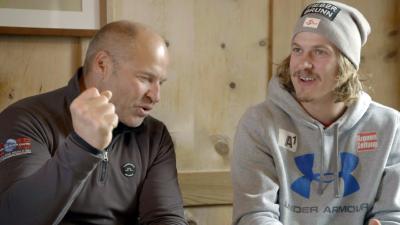 Marc Girardelli und Manuel Feller diskutieren die Entwicklung des Skisports seit den 1980er Jahren / Marc Girardelli, Manuel Feller / Foto: Klaus Achter, Copyright: Berlin Producers Media GmbH / Pre TV