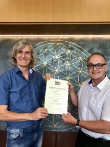 Walter Redl (stellvertretender Vorstand der BKK ProVita, rechts) gratuliert Andreas Schöfbeck (Vorstand der BKK ProVita) zum 40-jährigen Dienstjubiläum