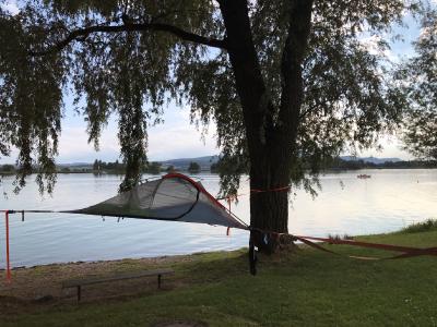Schlafen im Baumzelt: Eine naturnahe Alternative zur Übernachtung im Hotel sind die Baumzelte beim Naturfreundehaus in Markelfingen / Bildnachweis: REGIO Konstanz-Bodensee-Hegau e.V.