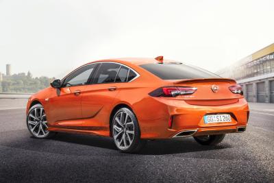 Souveräner Opel-Sportler: Der neue Insignia GSi hält auf der Straße, was sein Aussehen verspricht. Für maximalen Fahrspaß sorgen starke Motoren, FlexRide-Chassis und der adaptive Allradantrieb mit Torque Vectoring