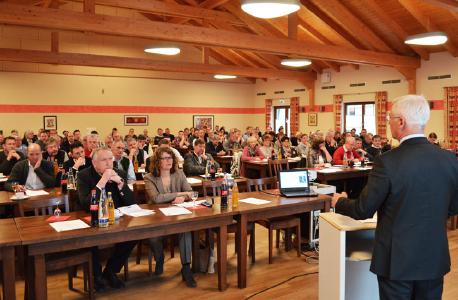 Verbandspräsident Peter Aicher (rechts) auf der Bezirksversammlung Oberbayern 2017