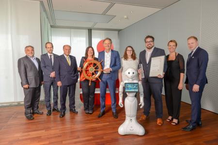 v.l.n.r. Hans-Georg Tschupke, Abteilungsleiter Industrie, Innovation, Digitalisierung beim Senator für Wirtschaft, Arbeit und Häfen, Justiz und Verfassung, Ralf Stapp, Geschäftsführer Bremer Aufbau-Bank und Starthaus, Dr. Heiko Staroßom, Firmenkundenvorstand der Sparkasse Bremen,