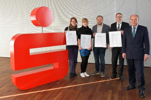 Sparkassenvorstand Dr. Heiko Staroßom freut sich mit den Gewinnern Innovatives Handwerk 2018.JPG