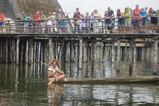 Ein Einbaum vor der Kulisse der rekonstruierten Pfahlbauten. Ein solcher Einbaum wird vom 12.-16. August in den Pfahlbauten am Bodensee nachgebaut (Copyright Pfahlbaumuseum Unteruhldingen)