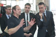 (2. von links) Michael Unger erklärt (von links) Stefan Mogler, Michael Unger, Stefan Fulst-Blei und Dr. Nils Schmid den Aufbau eines Fahrzeugs in seiner Werkstatt (Bilder: Handwerkskammer Mannheim)