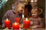 Eltern sollten ein wachsames Auge haben, wenn zur Bescherung am Weihnachtsbaum die Kerzen b.gif