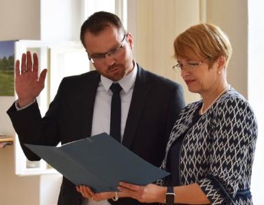 Brandenburgs Wissenschaftsministerin Dr. Martina Münch hat heute Dr. rer. nat. Andreas Mai (*1980) die Ernennungsurkunden als Professor Mikro-/Nanoelektronik am Fachbereich Ingenieur- und Naturwissenschaften der Technischen Hochschule Wildau überreicht. Foto: MWFK