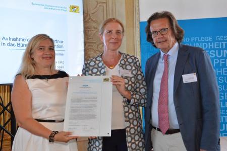 Staatsministerin für Gesundheit und Pflege Melanie Huml MdL, Ursula Maria Lang, Mit-Initiatorin der St. Leonhards-Akademie gGmbH, Dr. Richard Spies, Bereichsleiter Pflege der St. Leonhards-Akademie gGmbh