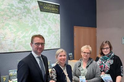 Neues Jahr, neuer Veranstaltungskalender! Erster Kreisbeigeordneter Dr. Jens Mischak, Susanne Schaab (Bürgermeisterin von Schotten), Ellen Glebe (Naturpark) und Christina Plass (Geopark) (v. l.) stellen im Vulkaneum Schotten den Kalender 2019 vor / Foto: Rudolf Frischmuth, Naturpark