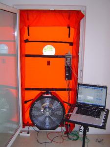 Eine Aufnahme mit Thermobildkamera und der "Blower Door Test" macht auch unsichtbare Mängel bei der Wärmedämmung sichtbar.