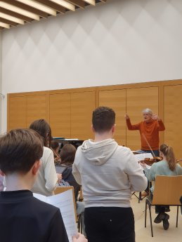 Geleitet wurden die Proben von  Berhard Kugler dem künstlerischen Leiter der Aurelius Sängerknab.jpg