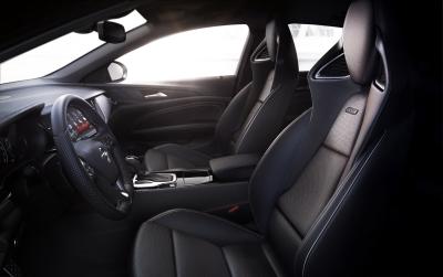 Wie aus einem Guss: Der neue Opel Insignia GSi ist eine Fahrmaschine, wie sie im Buche steht. Da passen die neu entwickelten Opel-Performance-Sportsitze perfekt
