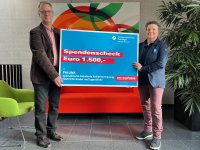 Bernd Zürker, Leiter Fort- und Weiterbildung der Bildungsakademien und Dr. Astrid Kimmig von PALUNA bei der Scheckübergabe / Foto: Handwerkskammer Reutlingen