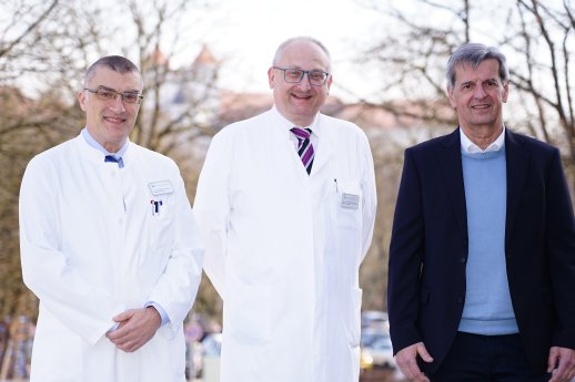 Neue ÄD Klinik Mallersdorf, Dr. S. Sander u. Dr. T. Lindenmeir mit Vorstand R. Betz.jpg
