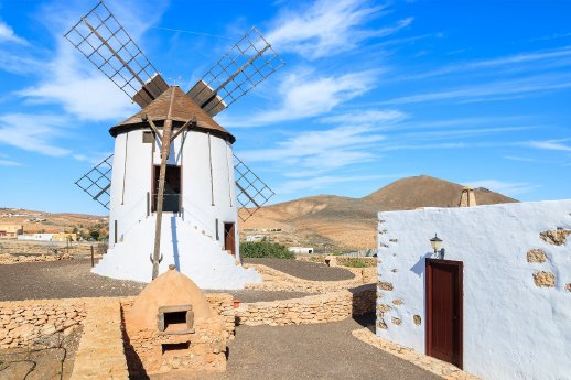 Traditionelle-Windmuehlen-auf-Fuerteventura_Credit-pkazmierczak-Fotolia.jpg