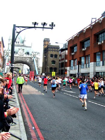 Läufer auf Tower Bridge600.jpg
