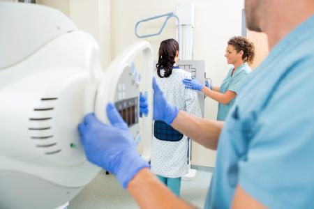 Die meisten ärztlichen Diagnosen basieren auf Untersuchungen, die Medizinisch-Technische Assistenten machen - und nur sie machen dürfen. Doch immer weniger junge Menschen entscheiden sich für diesen verantwortungsvollen Beruf. Ein Modell aus Ostbayern steuert mit Erfolg gegen. In diesem Jahr feiert dort zudem die neue Zukunftsinitiative