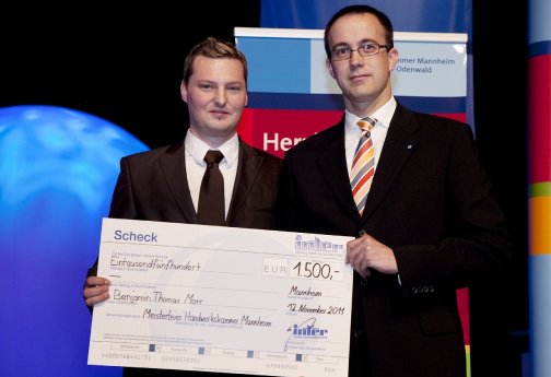 pri11160_Meisterfeier 2011_Innovatinspreis der Inter-Versicherungen für Benjamin Thomas Mor.JPG