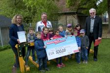 Yvonne Eberhart, die „Sonnengruppe“ vom Kindergarten St. Josef, Emil Deibler und August Wannenmacher, Vizepräsident der Handwerkskammer freuen sich über die gelungene Aktion (Bild: Handwerkskammer)