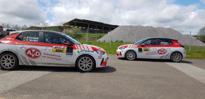 Zwei AvD Opel Corsa-e Rally seitlich gegeneinander