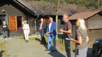 Ein Bild von der Bereisung der Zertifizierungskommission vor wenigen Wochen zeigt den Empfang durch den Vorstand am Infozentrum Hoherodskopf mit (von links): Hannelore Greb (Geopark), Susanne Schaab (Schotten), Edwin Schneider (Ulrichstein), Manfred Görig (Landrat Vogelsbergkreis), Hartmut Greb (Geopark) und Anne Kött (Hessisches. Landesamt für Naturschutz, Umwelt und Geologie). Foto: Vogelsbergkreis