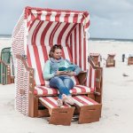 Strandkörbe am naturbelassenen Juister Strand bieten Schutz, Komfort und echtes Nordseegefühl: Vor allem aber sind sie wichtige Errungenschaften, die auf die Geschichte der Seebäder verweisen