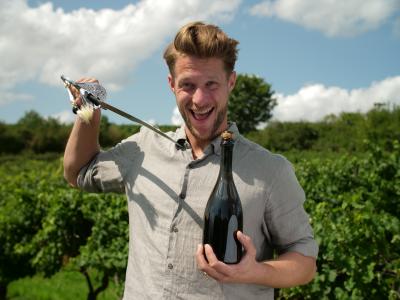 Untrwegs in Rheinhessen - Lennart aus Berlin lernt wie man eine Sektflasche "sabriert" - also mit dem Säbel öffnet.