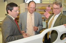  Bei einem Rundgang durch seine Firma erläuterte Uwe Schüschke Hauptgeschäftsführer Dr. Joachim Eisert und Joachim Möhrle, Präsident der Handwerkskammer Reutlingen, einzelne Fertigungsschritte (v.l.n.r.) 