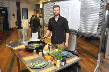 Heiko Bix hat für seinen multifunktionalen Grilltisch den passenden Namen gefunden: "Zwoi en Ois" / Foto: Handwerkskammer