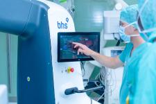 Der RoboticScope® lässt sich über ein Display steuern / Foto: Markus Kümmerle, Städtisches Klinikum Karlsruhe