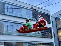 Verkleidete Höhenretter haben den kleinen Patientinnen und Patienten des Klinikums Karlsruhe eine große Freude gemacht