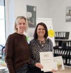 Susanne Neidhart-Schülein, Leiterin des Service-Centers Ansbach (links), gratuliert Sandra Halter (rechts) zum 25-jährigen Firmenjubiläum und überreicht die Ehrenurkunde des Freistaats Bayern.