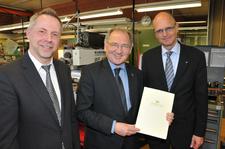 Clemens Riegler, Leiter der Bildungsakademie, Peter Hofelich, Mittelstands- und Handwerksbeauftragte der Landesregierung und Dr. Joachim Eisert, Hauptgeschäftsführer der Handwerkskammer Reutlingen (v.l.n.r.) vor einer – von insgesamt vier – aus Mitteln von Land und Bund geförderten Fräsmaschine im Gesamtwert von 260.000 Euro