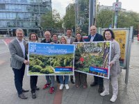 Vorfreude auf den Deistertag am 5. Mai: HMTG-Chef Hans Nolte, Regionspräsident Steffen Krach und  die Vertreterinnen & Vertreter der Deister-Kommunen.