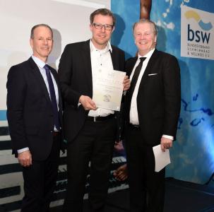 SSF.Pools by KLAFS fügt seiner stattlichen Trophäen-Sammlung vier weitere wichtige Auszeichnungen hinzu. Der langjährige SSF-Projektleiter Florian Weerts (Mitte) nahm den bsw-Award 2017 in Bronze in der Kategorie „Hallenbäder“ für ein durch ihn betreutes Projekt entgegen / Foto: SSF.Pools by KLAFS