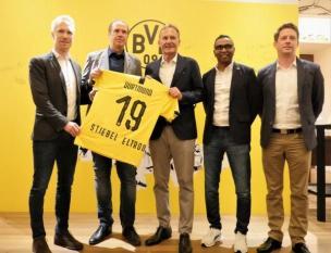 Benedikt Scholz, Head of International Commercial & New Business Borussia Dortmund, Roland Hoehn, Geschäftsführer Stiebel Eltron Asia, Hans- Joachim Watzke, Geschäftsführer Borussia Dortmund, Suresh Letchmanan, Managing Director Borussia Dortmund Asia Pacific und Kai Brusdeylins, Leiter Produktmanagement Stiebel Eltron Asia (von links) freuen sich über Kooperation zwischen STIEBEL ELTRON und Borussia Dortmund in Thailand und Laos