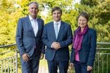 Bürgermeisterin Bettina Lisbach und Markus Heming (li.) begrüßen Prof. Martin Holderried am Klinikum Karlsruhe.