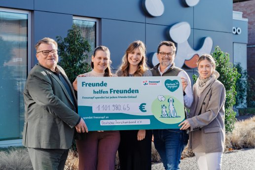 Scheckübergabe_Fressnapf_Tierschutzbund.jpg