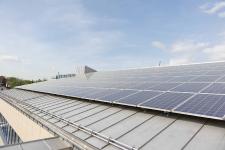 Dachflächen von gewerblich genutzten Gebäuden können zur Energiegewinnung eingesetzt und der so erzeugte Strom selbst genutzt werden