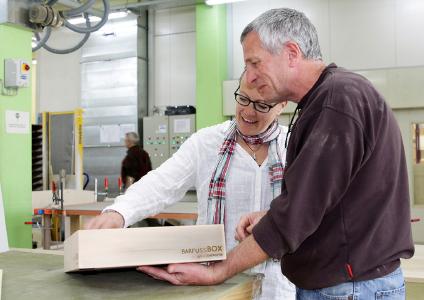 Bettina Schellstede in den Produktionsstätten der von Rickenbach AG mit Projektleiter Harald Binder, wo die BarfussBox aus Arvenholz hergestellt wird, Bild: Oliver Traxel-Heyer, CH-Rüti/ZH