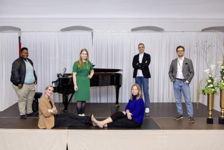 Die Finalisten des 10. Klassik-Gesangswettbewerb DEBUT (von links nach rechts): Katleho Mokhoabane, Niamh O’Sullivan, Karolina Bengtsson, Freya Apffelstaedt, Modestas Sedlevicius und Dániel Foki / Bild : ©DEBUT Concerts GmbH