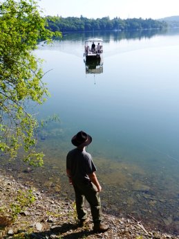 Ranger erwartet die Teilnehmer der Franz von Assisi Tour am Ufer des NLPs.JPG