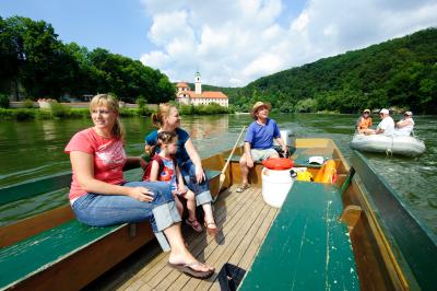 Ab Regensburg bietet sich beispielsweise ein Schiffsausflug nach Kelheim an. Hier wird nach dem Besuch des dortigen Archäologieparks die Fahrt durch den bereits von den Römern durchquerten berühmten Donaudurchbruch - wie hier mit einer Zille - zu einem atemberaubenden Erlebnis. Foto: obx-news/Andreas Hub