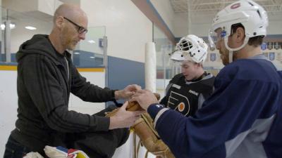 Die Einshockeyspieler begutachten die historische Eishockeyausrüstung / Steve Haake, Carter Hart, Shea Weber / Foto: Mark Caswell, Copyright: Berlin Producers Media GmbH / Pre TV
