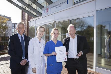 Urkundenübergabe (v.l.n.r.): Prof. Thomas Voigtländer, stv. Vorsitzender der Deutschen Herzstiftung, Prof. Renate Schnabel (UKE), Dr. Dora Csengeri (UHZ) und Prof. Dietrich Andresen, Vorstandsvorsitzender der Herzstiftung. Foto: UHZ.