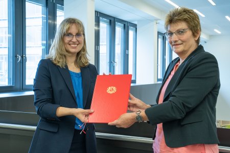Prof. Dr. Sabine Lins (links) gemeinsam mit Kanzlerin Christiane Claus anlässlich der Übergabe der Ernennungsurkunde. - Foto: Hochschule Bremen / Thomas Ferstl