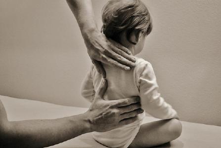 Die Original Bowen Technik aktiviert auch bei Kindern und Säuglingen mit sanften Griffen die körpereigenen Kräfte. Bildnachweis: ©A.Minke